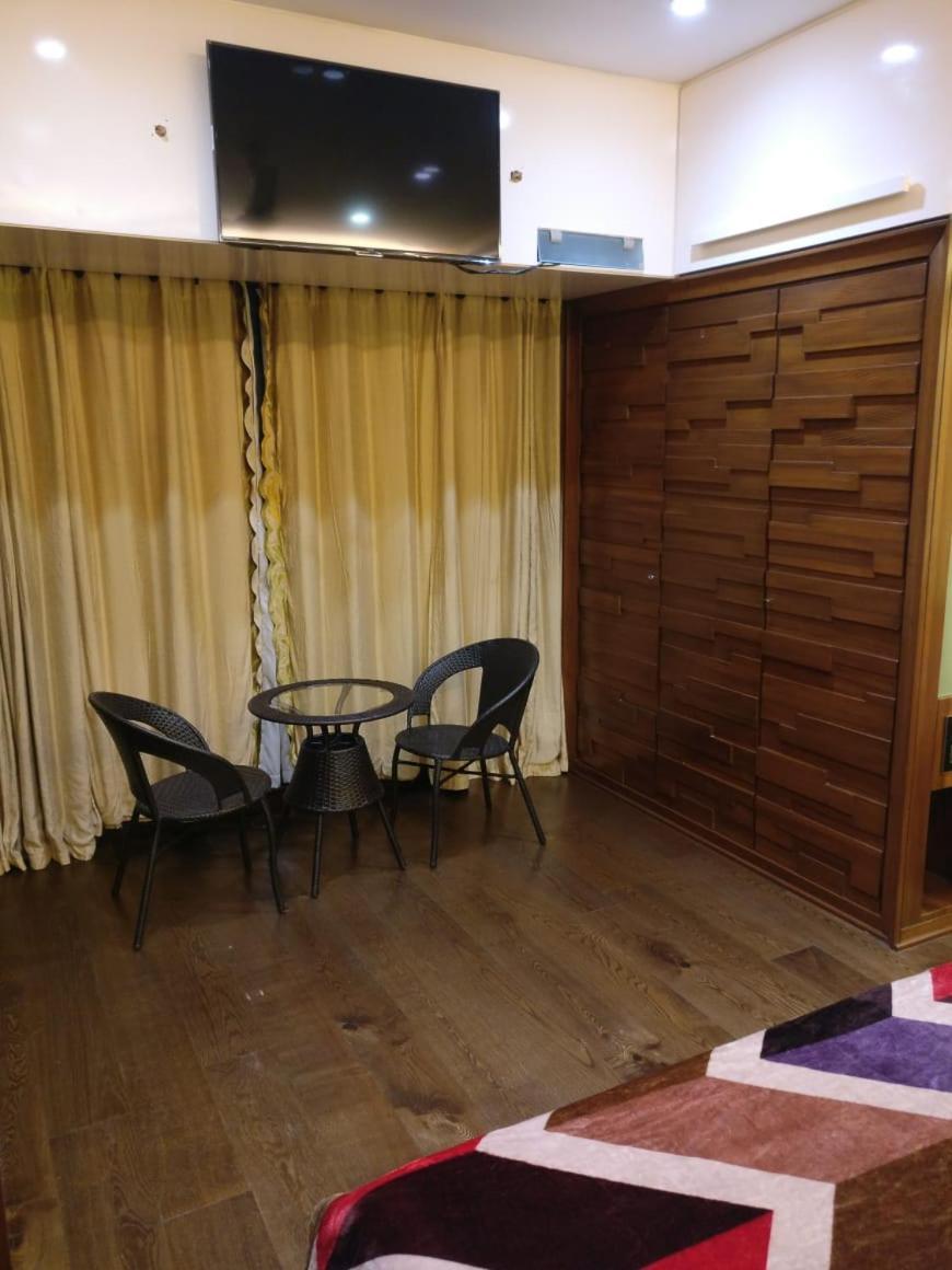 Awesome At Bandra - Khar, * Bombaj